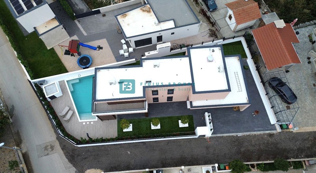 VODICE, novogradnja, luksuzno opremljena vila, bazen, garaža, vrt 340 m2
