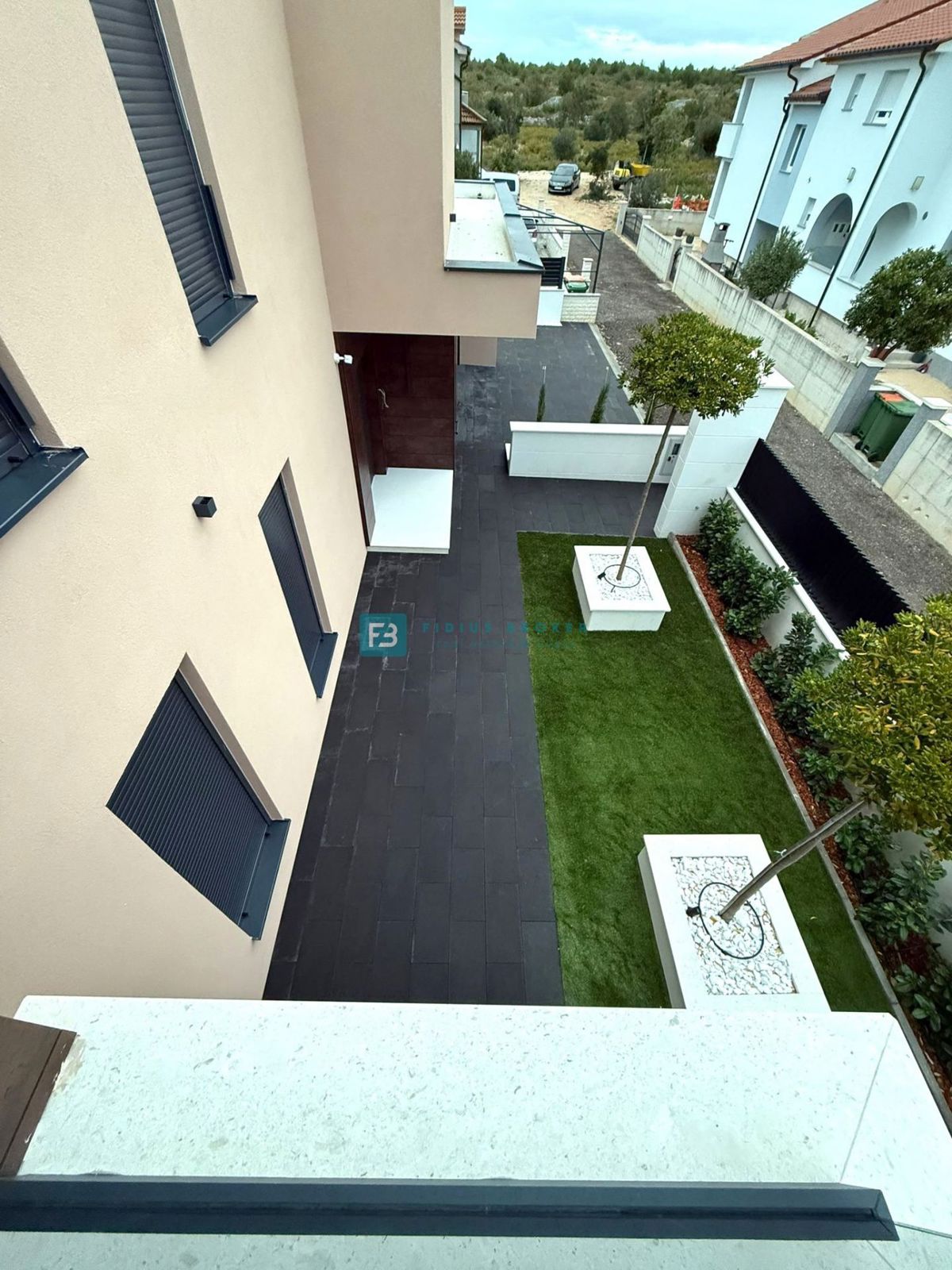 VODICE, novogradnja, luksuzno opremljena vila, bazen, garaža, vrt 340 m2