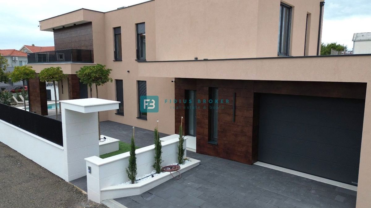VODICE, novogradnja, luksuzno opremljena vila, bazen, garaža, vrt 340 m2
