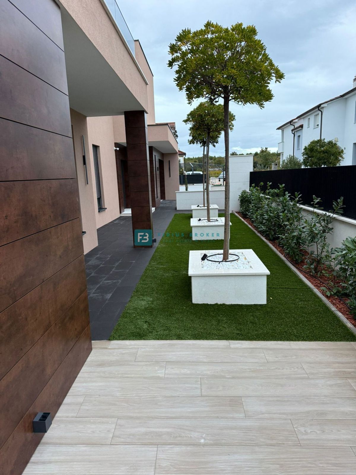 VODICE, novogradnja, luksuzno opremljena vila, bazen, garaža, vrt 340 m2