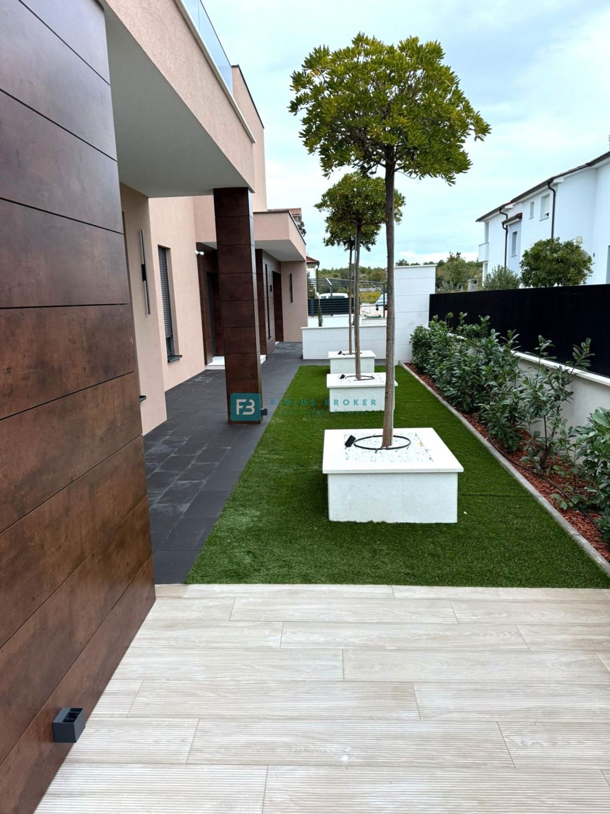 VODICE, novogradnja, luksuzno opremljena vila, bazen, garaža, vrt 340 m2