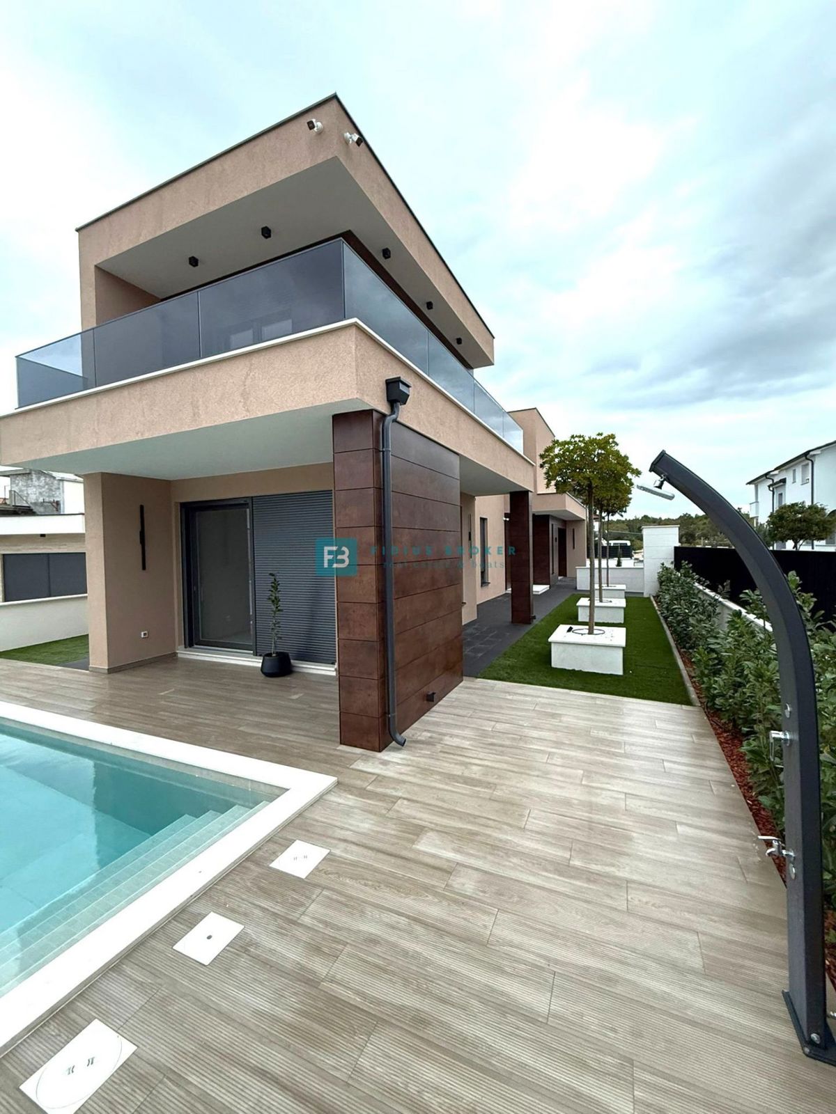 VODICE, novogradnja, luksuzno opremljena vila, bazen, garaža, vrt 340 m2