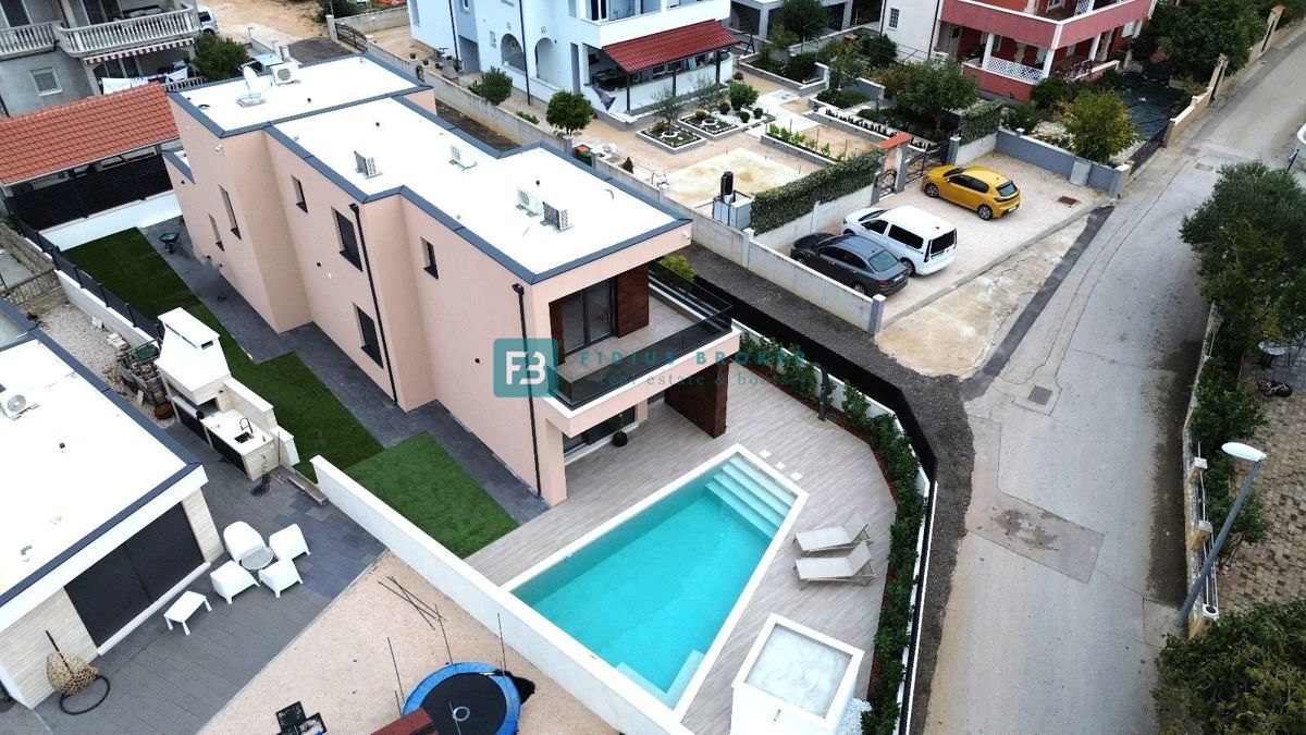 VODICE, novogradnja, luksuzno opremljena vila, bazen, garaža, vrt 340 m2