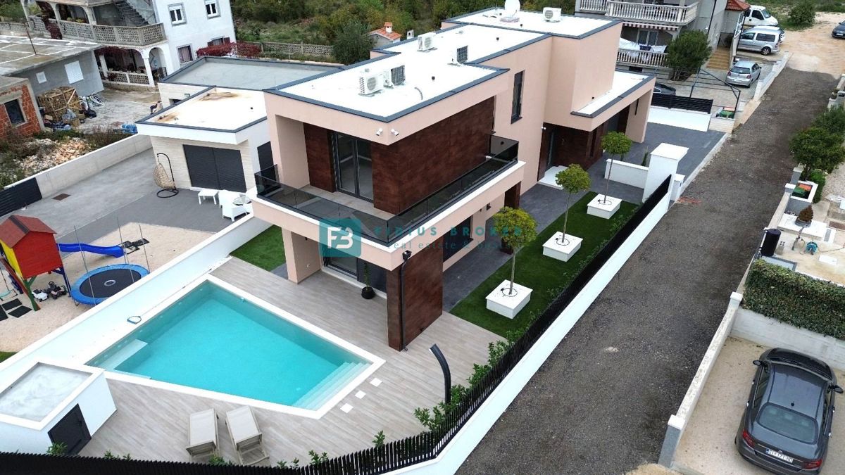 VODICE, novogradnja, luksuzno opremljena vila, bazen, garaža, vrt 340 m2