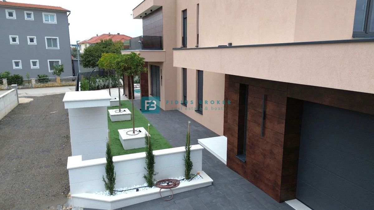 VODICE, novogradnja, luksuzno opremljena vila, bazen, garaža, vrt 340 m2