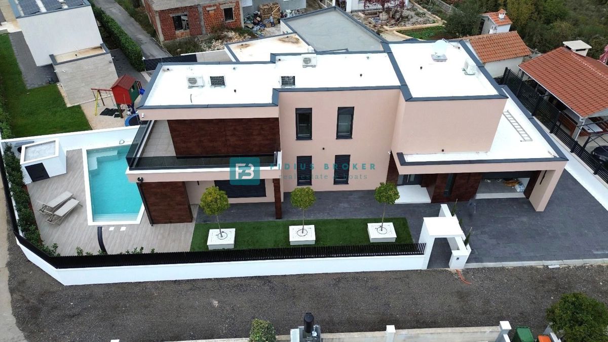 VODICE, novogradnja, luksuzno opremljena vila, bazen, garaža, vrt 340 m2