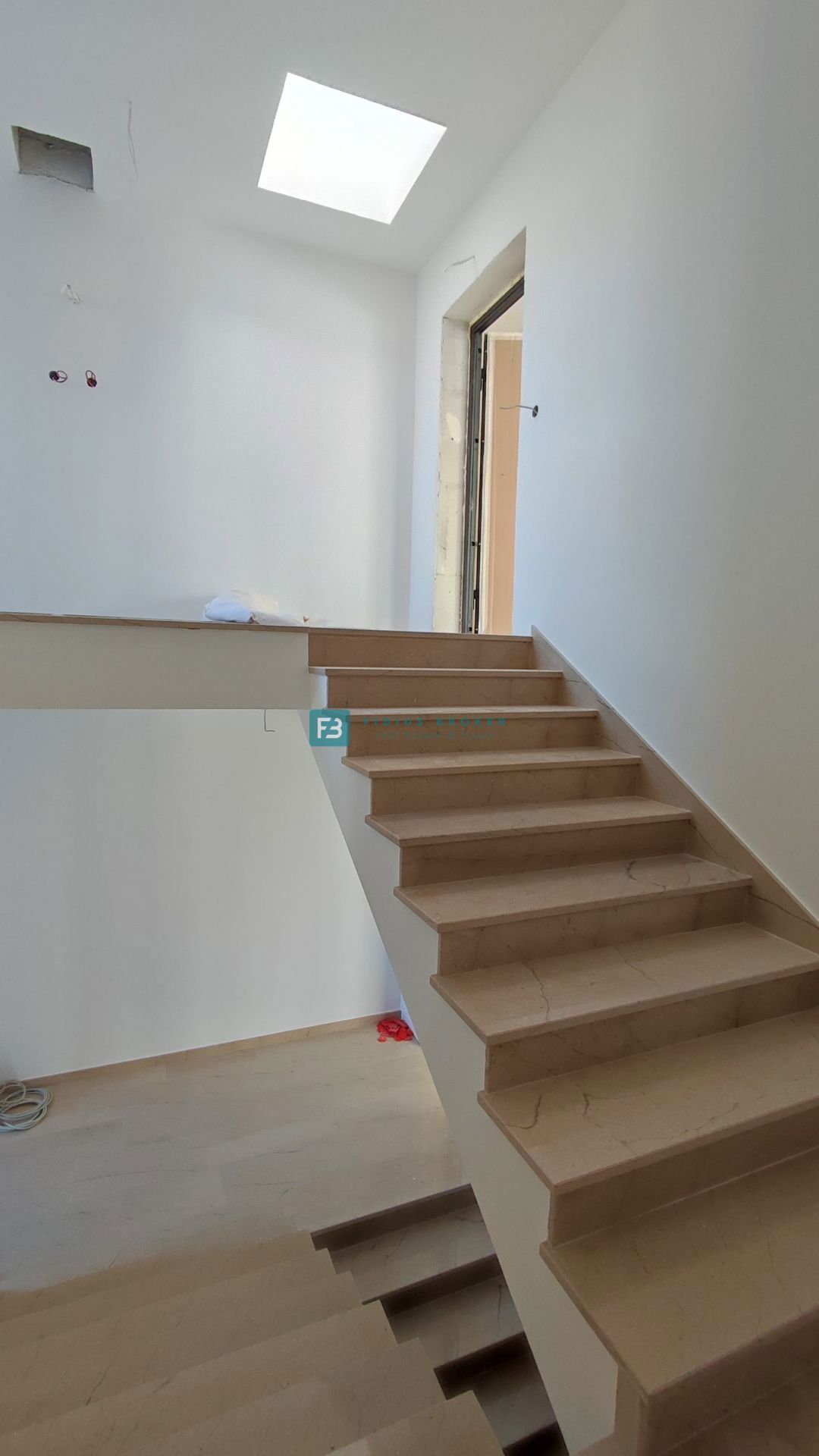 TRIBUNJ, novogradnja, 2. nad., 350 m od morja, terasa