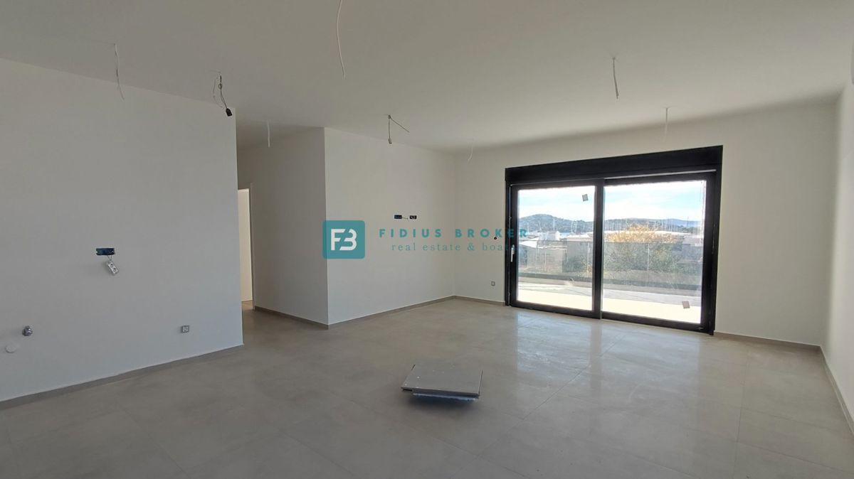 TRIBUNJ, novogradnja, 2. nad., 350 m od morja, terasa