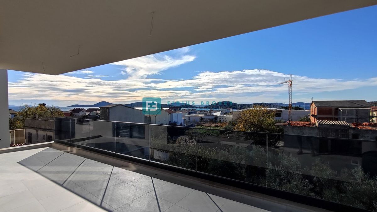 TRIBUNJ, novogradnja, 2. nad., 350 m od morja, terasa