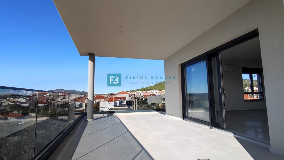 TRIBUNJ, novogradnja, 2. nad., 350 m od morja, terasa