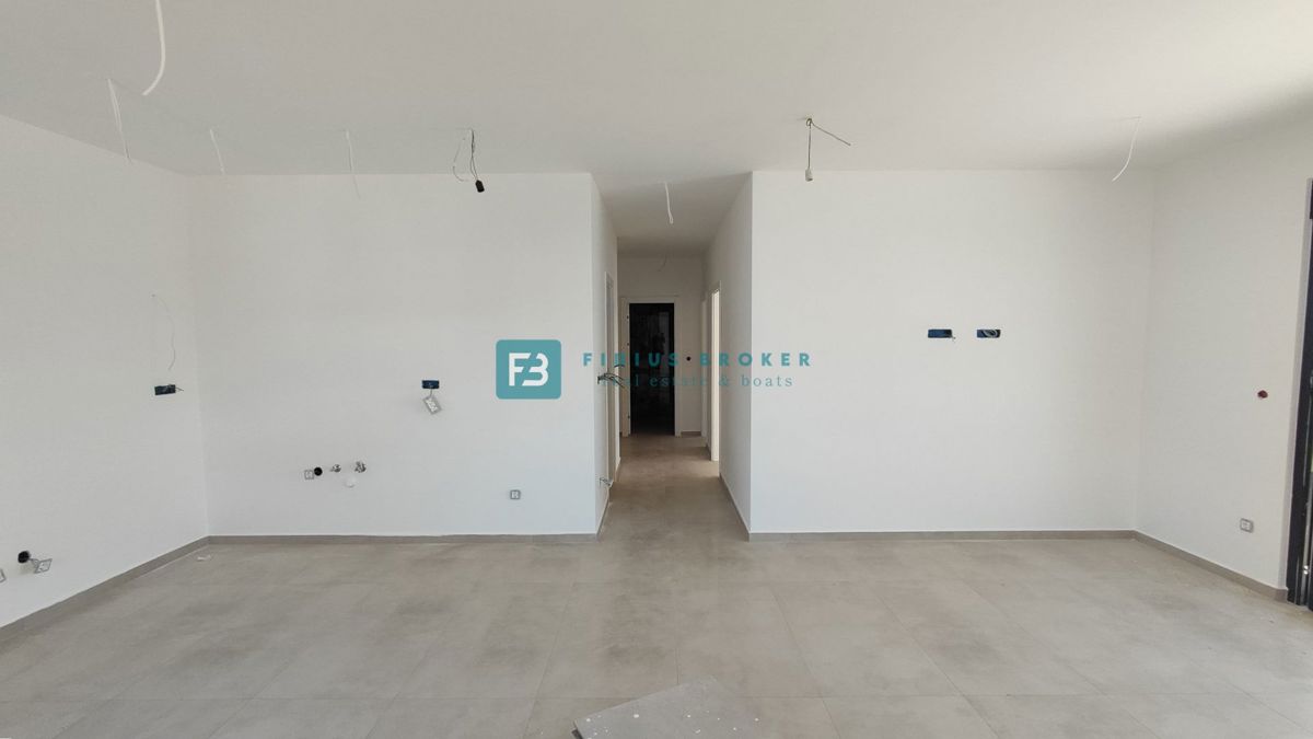 TRIBUNJ, novogradnja, 2. nad., 350 m od morja, terasa