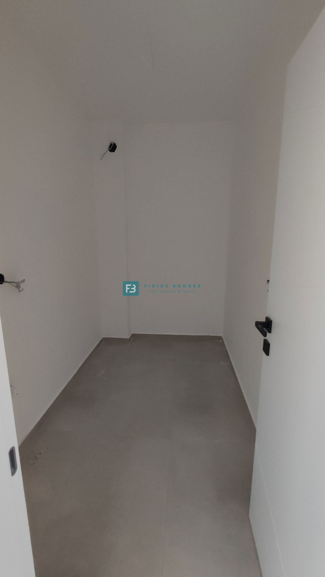 TRIBUNJ, novogradnja, 2. nad., 350 m od morja, terasa