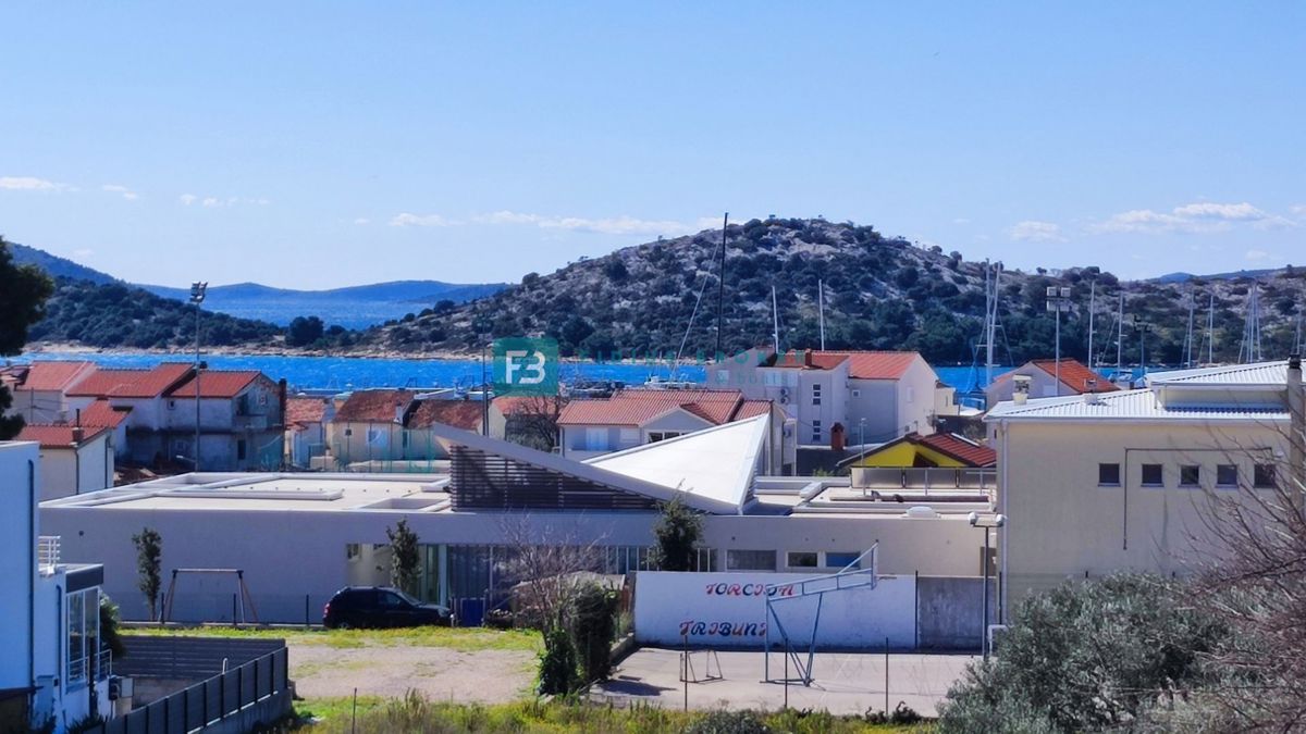 TRIBUNJ, novogradnja, 2. nad., 350 m od morja, terasa
