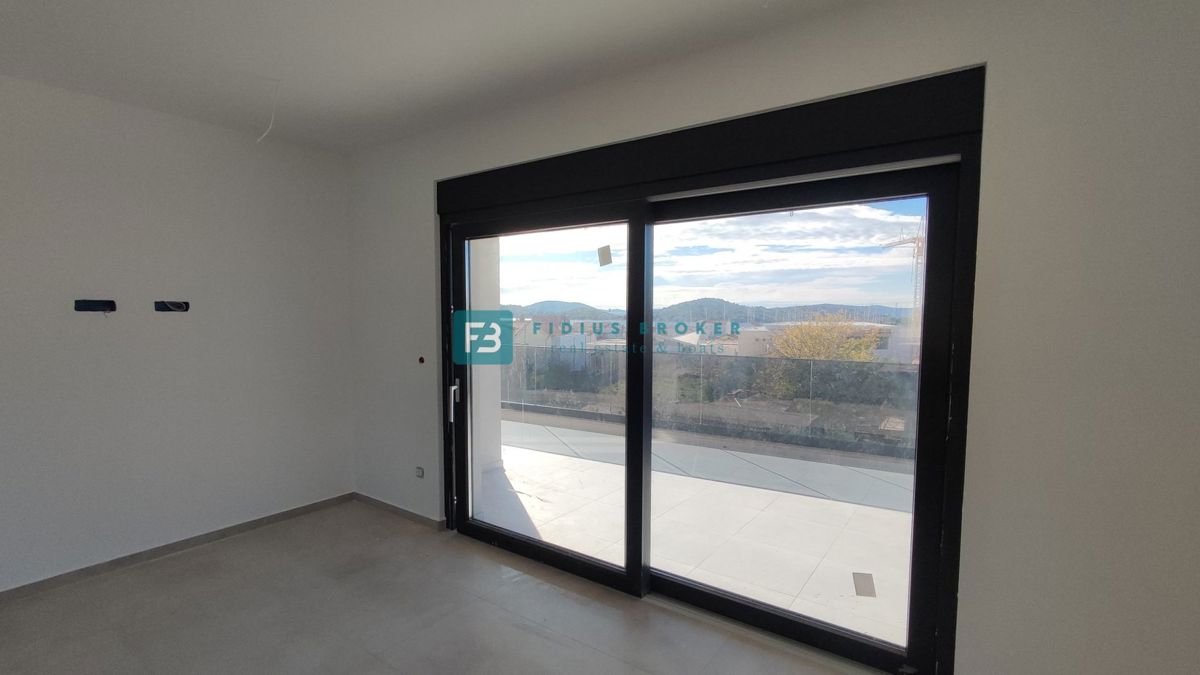 TRIBUNJ, novogradnja, 2. nad., 350 m od morja, terasa