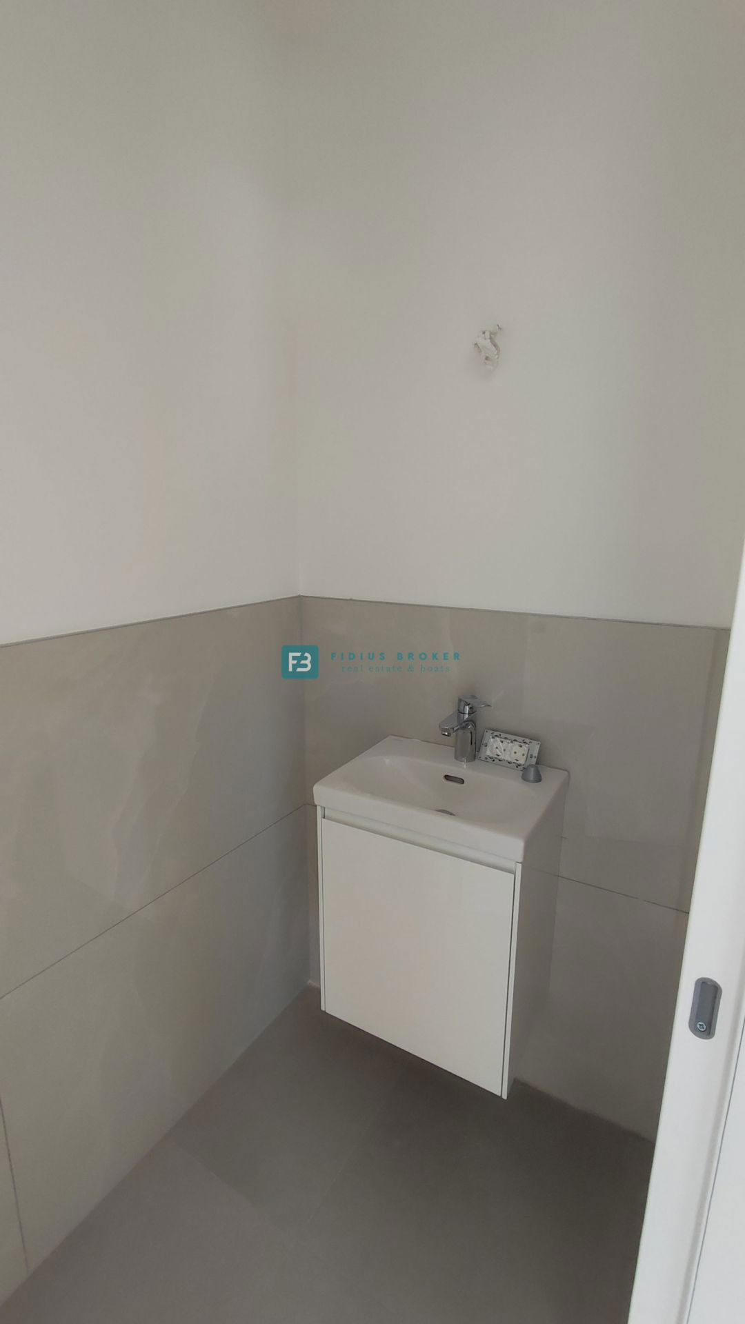 TRIBUNJ, novogradnja, 2. nad., 350 m od morja, terasa