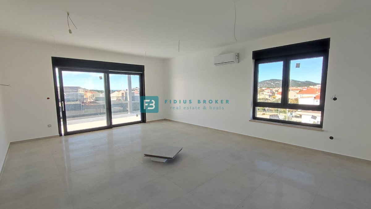 TRIBUNJ, novogradnja, 2. nad., 350 m od morja, terasa