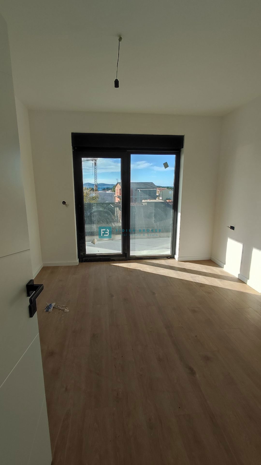 TRIBUNJ, novogradnja, 2. nad., 350 m od morja, terasa