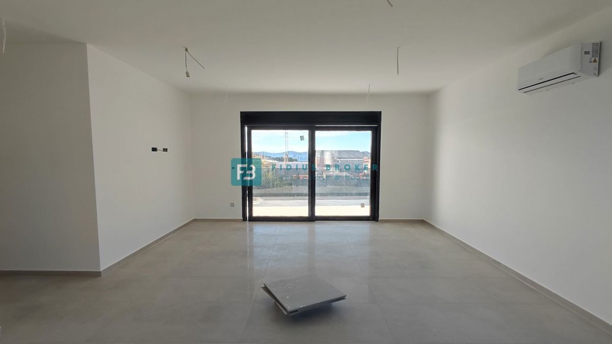 TRIBUNJ, novogradnja, 2. nad., 350 m od morja, terasa