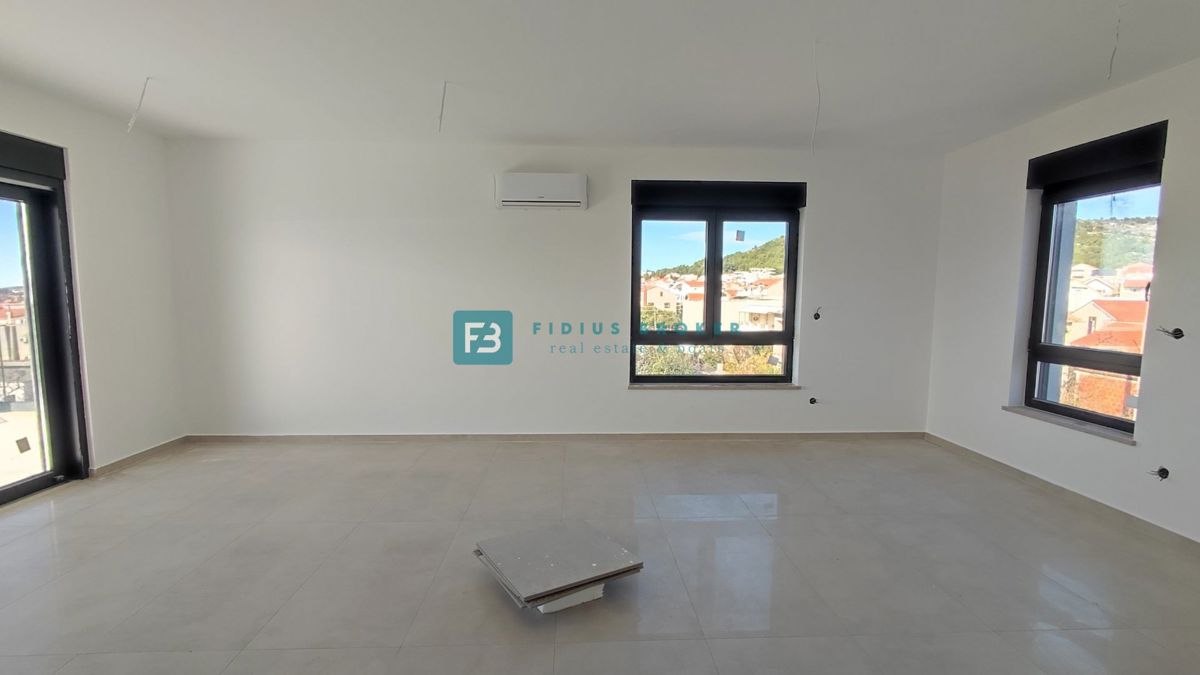 TRIBUNJ, novogradnja, 2. nad., 350 m od morja, terasa