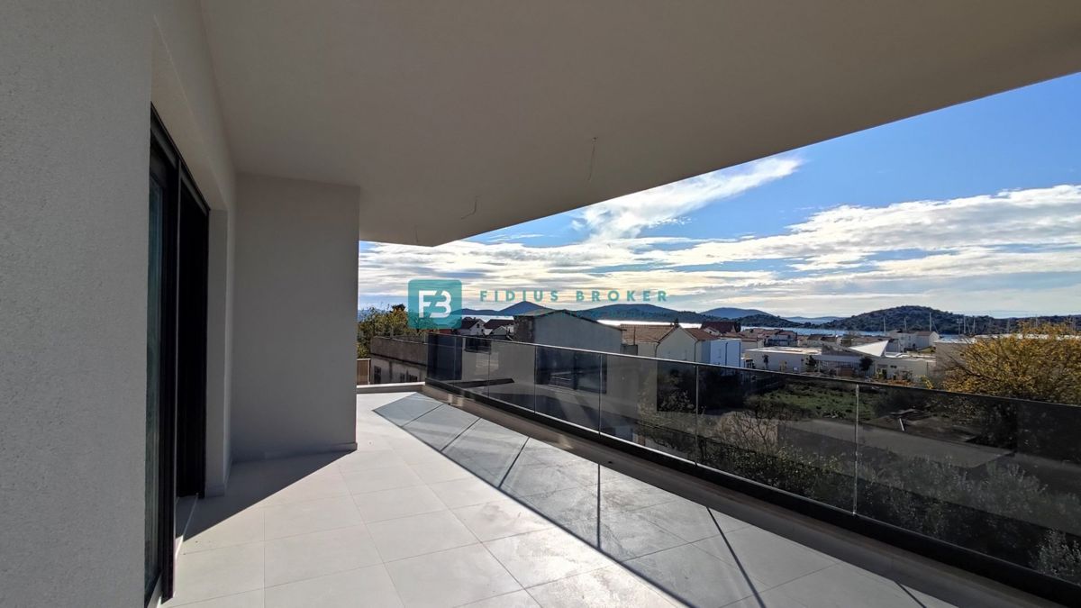 TRIBUNJ, novogradnja, 2. nad., 350 m od morja, terasa