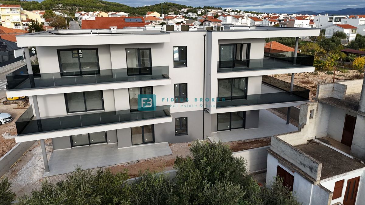 TRIBUNJ, novogradnja, 2. nad., 350 m od morja, terasa