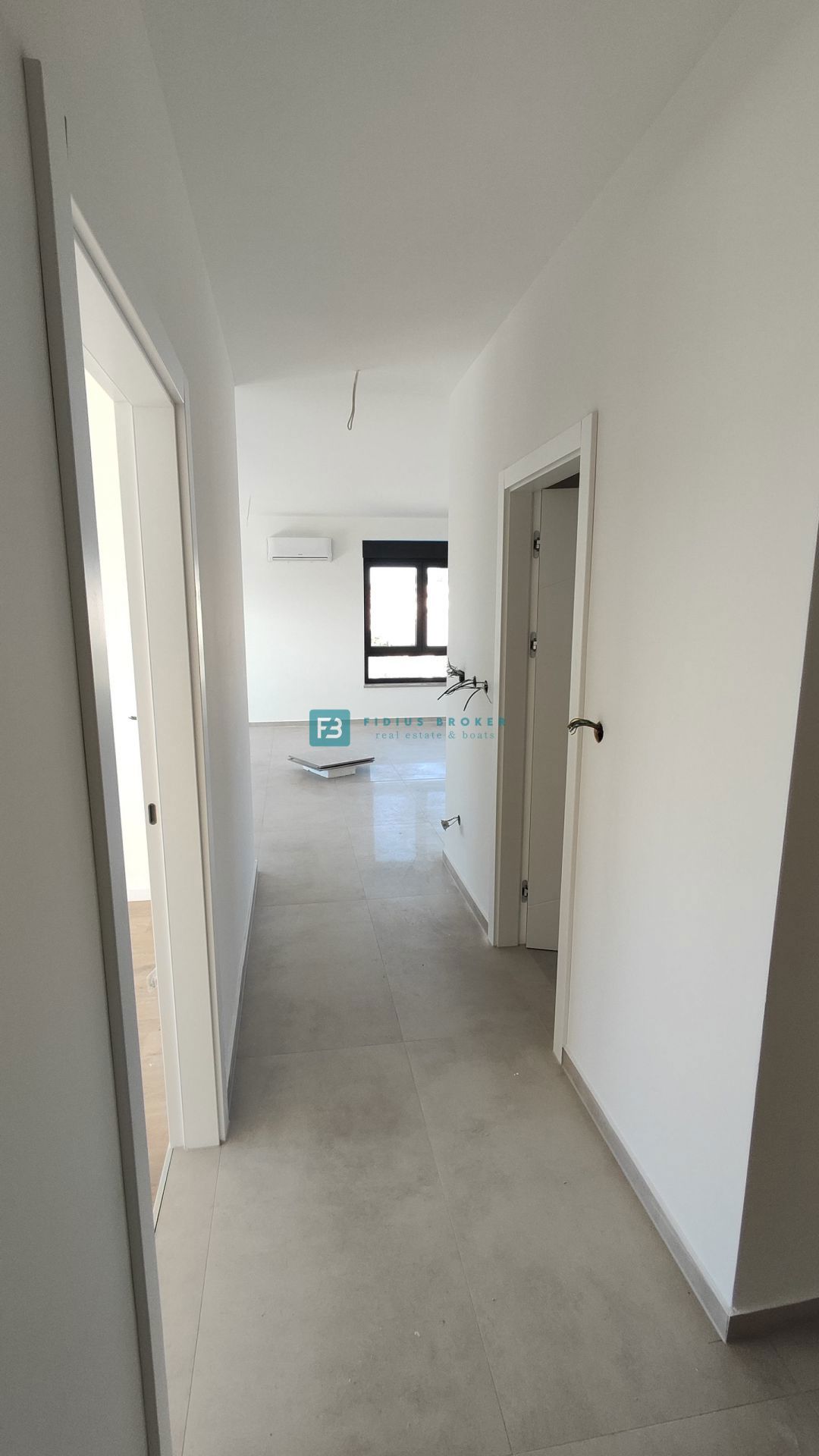 TRIBUNJ, novogradnja, 2. nad., 350 m od morja, terasa