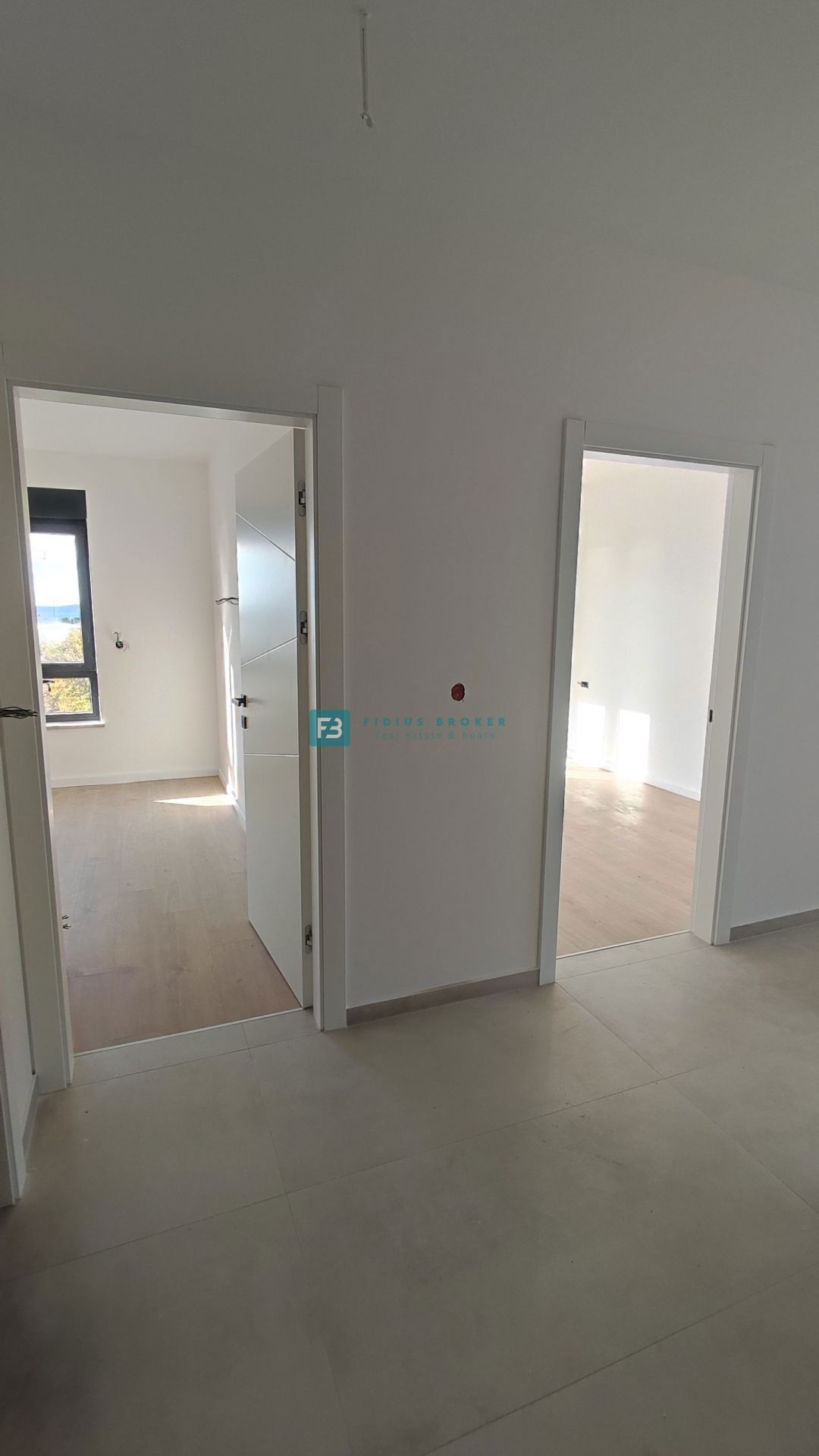 TRIBUNJ, novogradnja, 2. nad., 350 m od morja, terasa