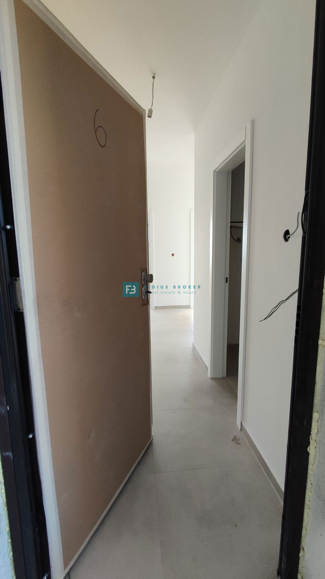 TRIBUNJ, novogradnja, 2. nad., 350 m od morja, terasa