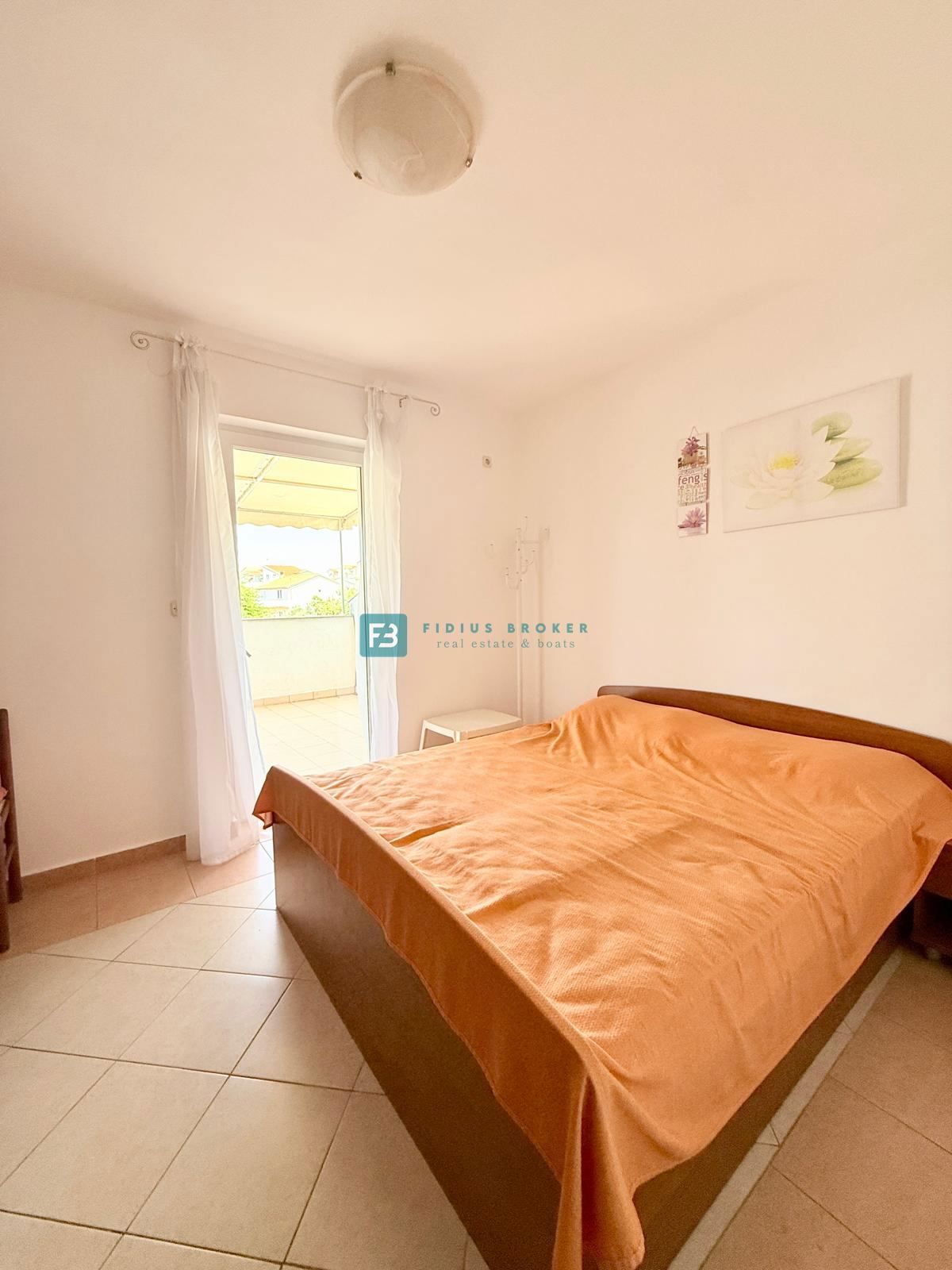 SRIMA, opremljena vrstna hiša, 450 m do plaže, dvorišče