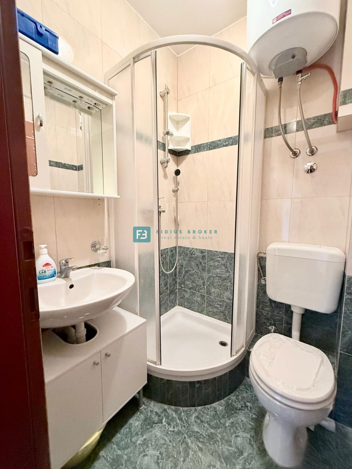 SRIMA, opremljena vrstna hiša, 450 m do plaže, dvorišče