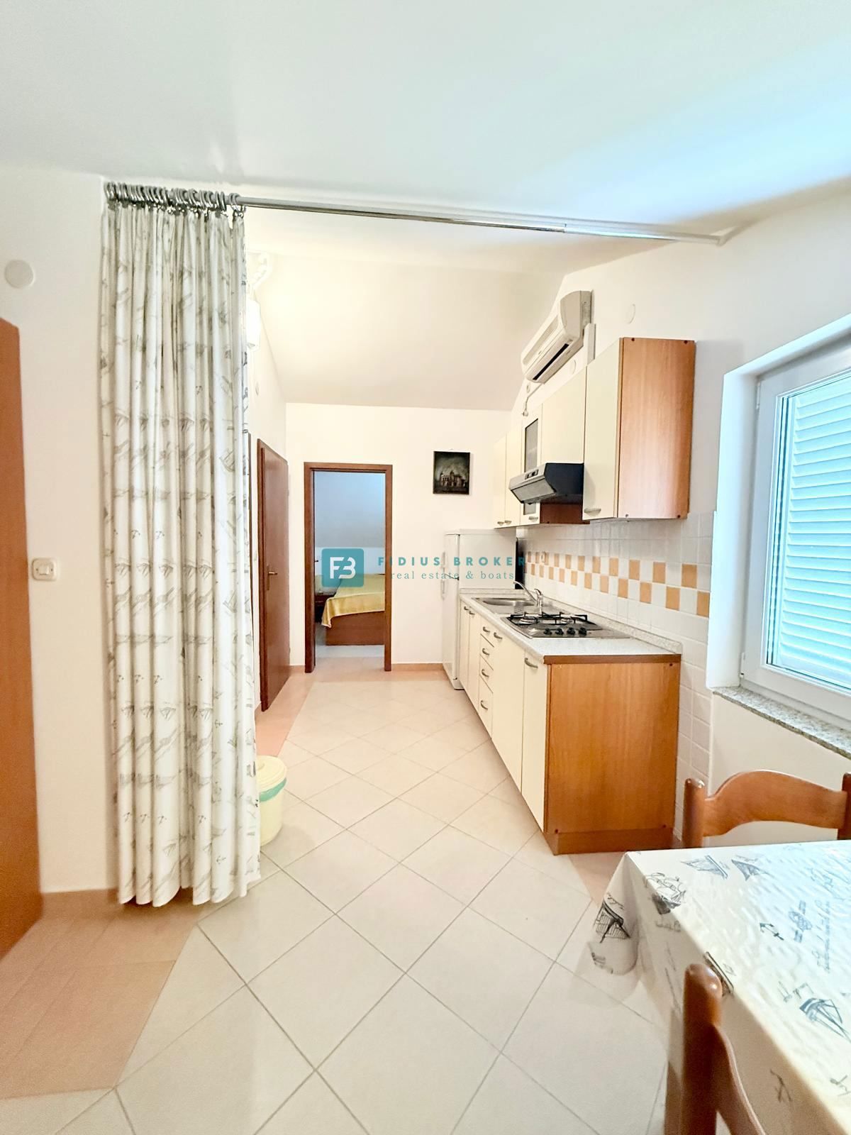 SRIMA, opremljena vrstna hiša, 450 m do plaže, dvorišče