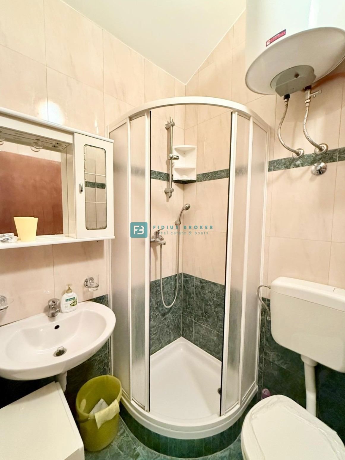 SRIMA, opremljena vrstna hiša, 450 m do plaže, dvorišče