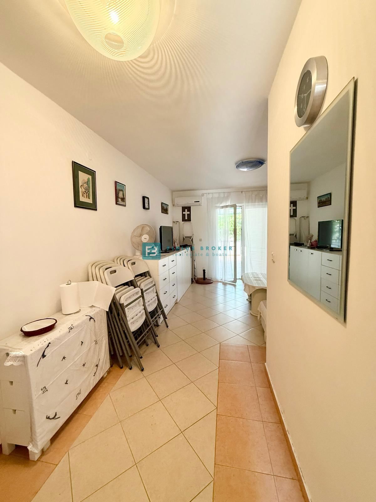 SRIMA, opremljena vrstna hiša, 450 m do plaže, dvorišče