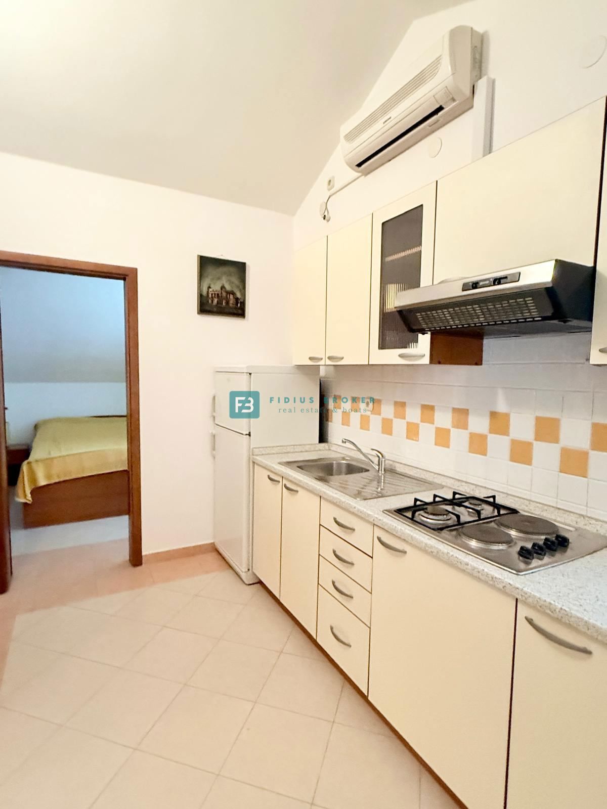 SRIMA, opremljena vrstna hiša, 450 m do plaže, dvorišče