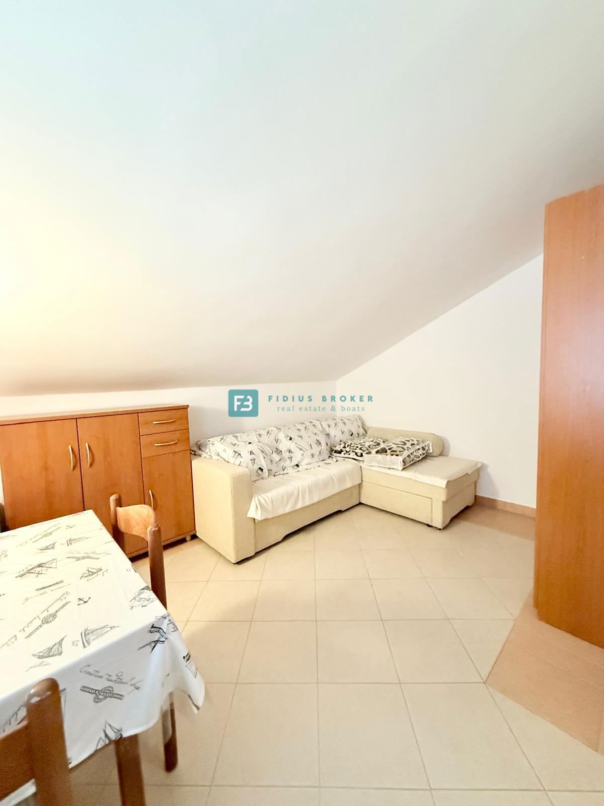 SRIMA, opremljena vrstna hiša, 450 m do plaže, dvorišče