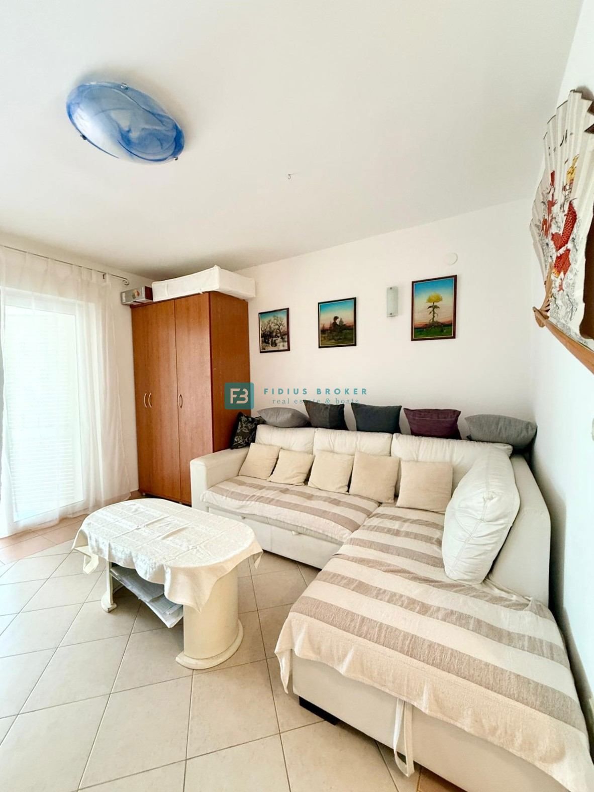 SRIMA, opremljena vrstna hiša, 450 m do plaže, dvorišče