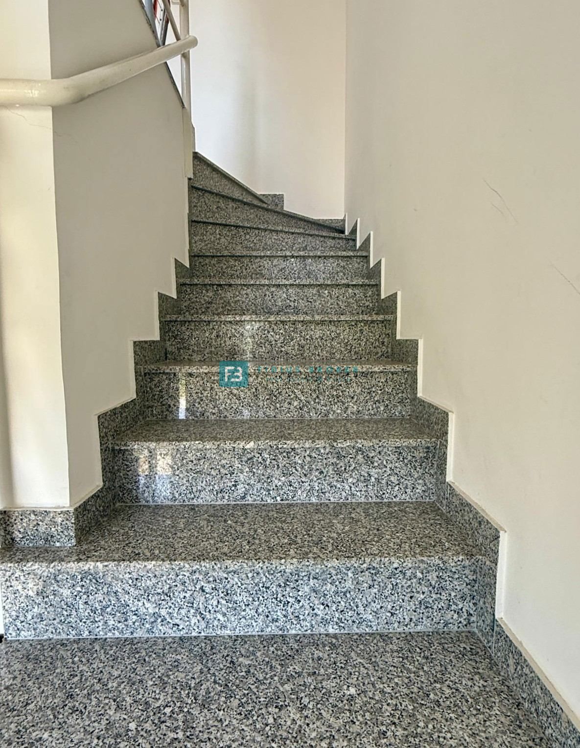 SRIMA, opremljena vrstna hiša, 450 m do plaže, dvorišče