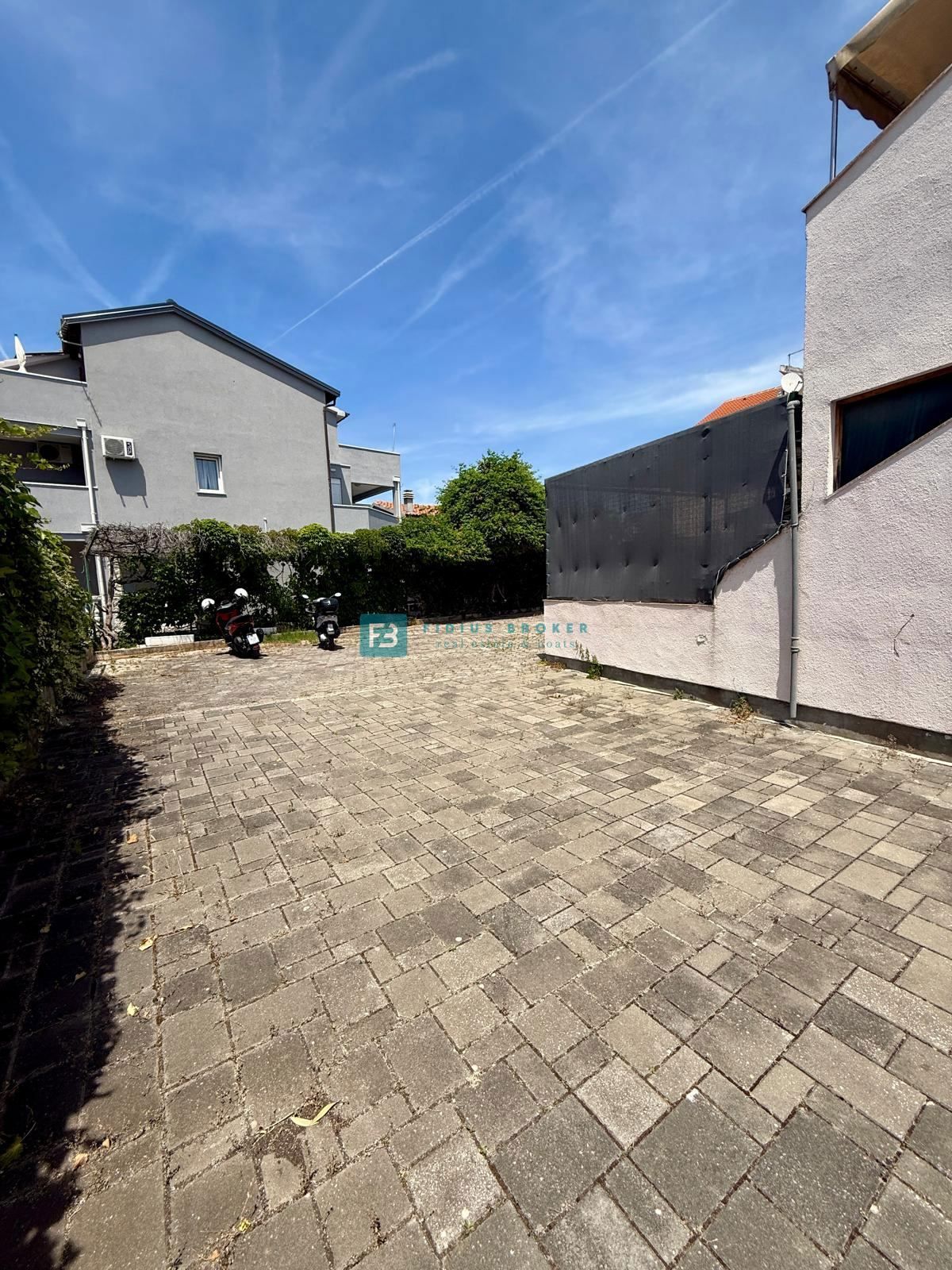 SRIMA, opremljena vrstna hiša, 450 m do plaže, dvorišče