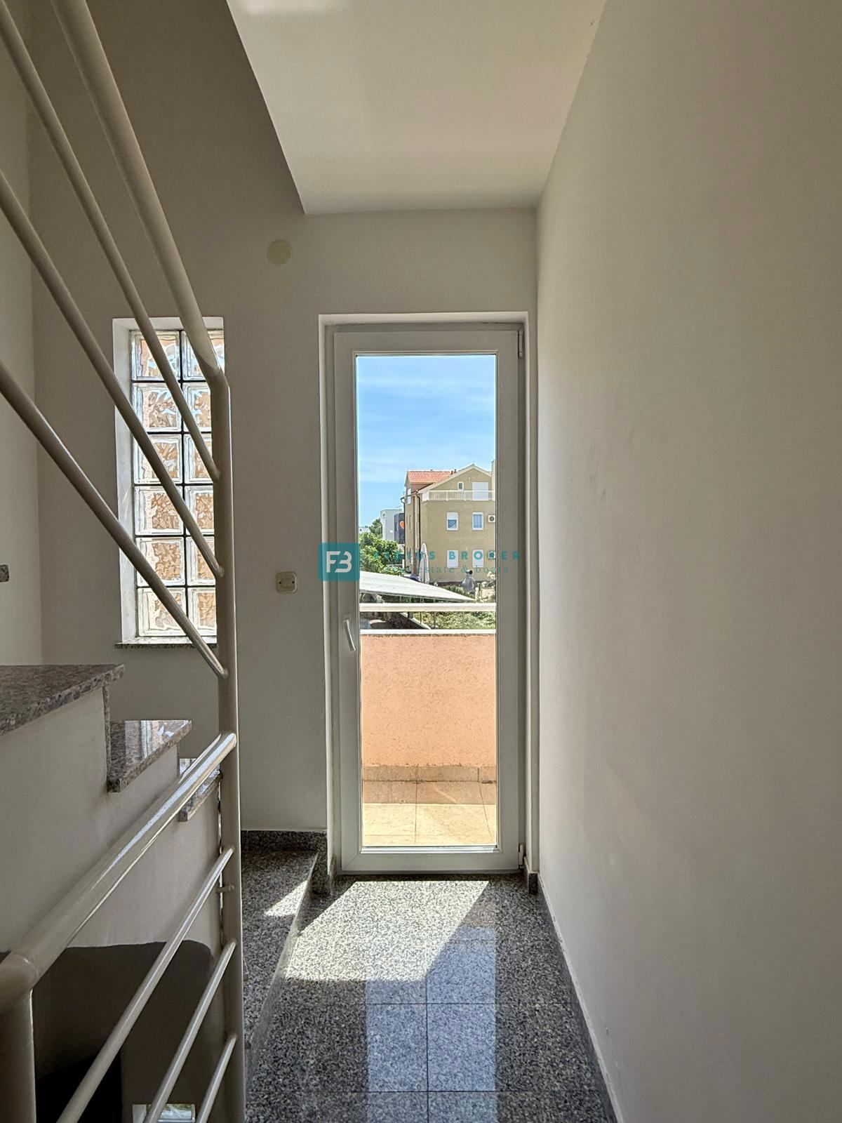 SRIMA, opremljena vrstna hiša, 450 m do plaže, dvorišče