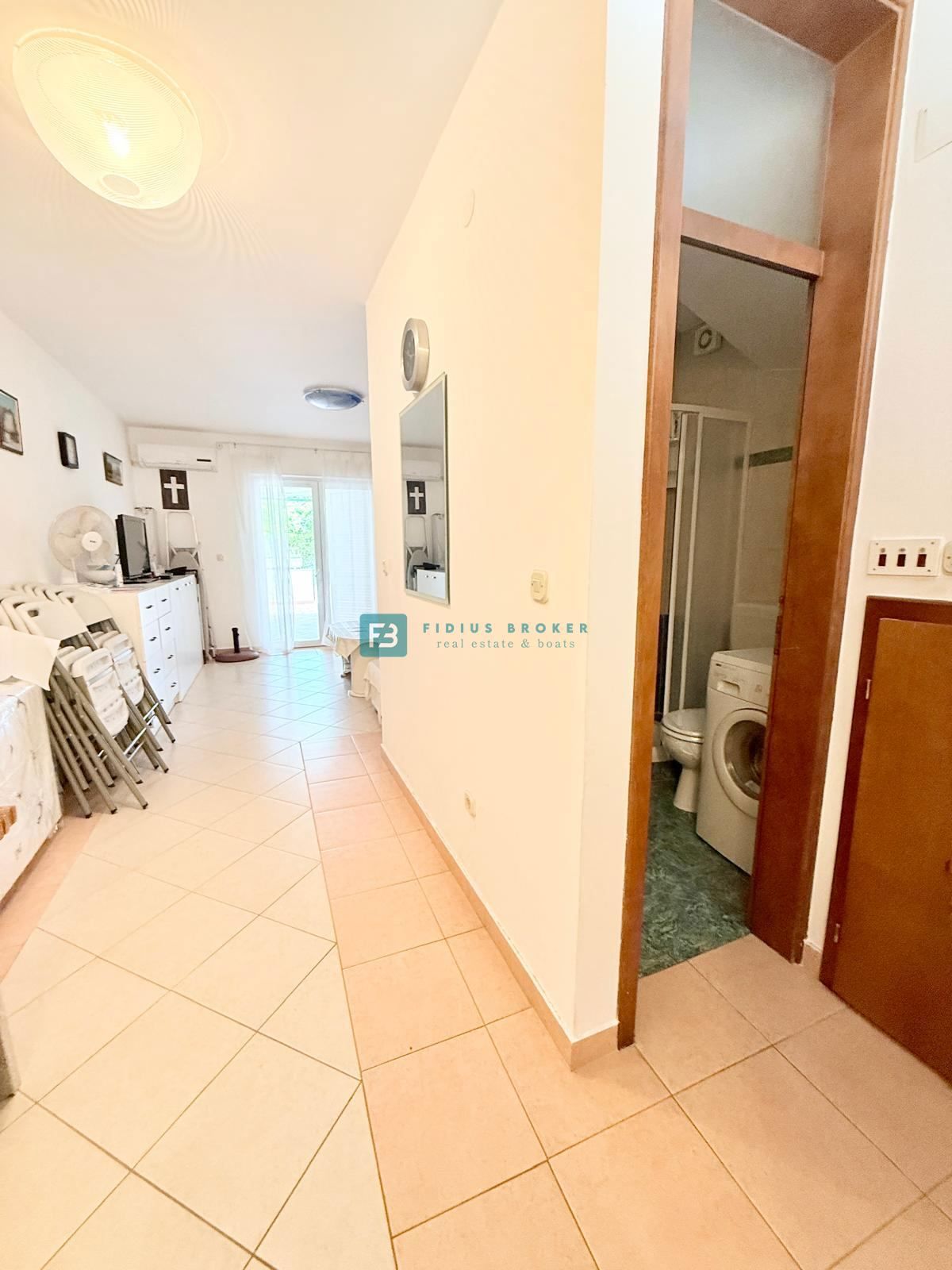 SRIMA, opremljena vrstna hiša, 450 m do plaže, dvorišče