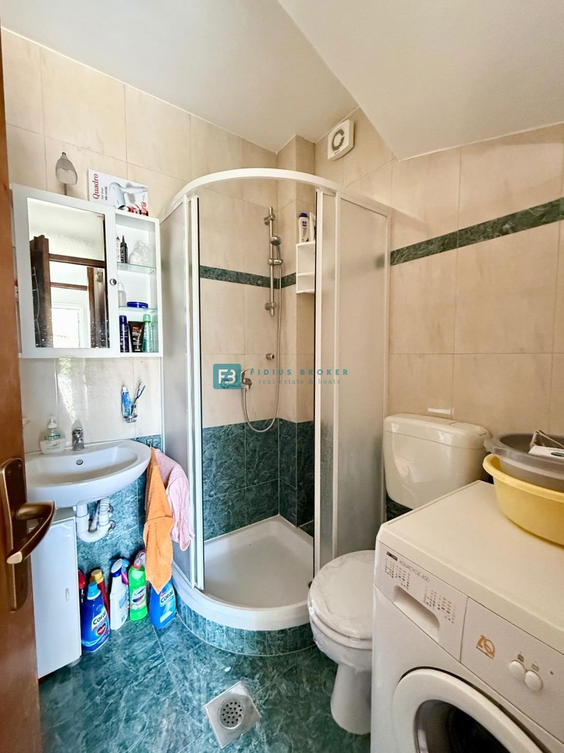 SRIMA, opremljena vrstna hiša, 450 m do plaže, dvorišče