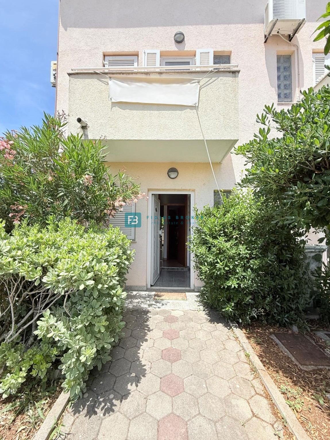 SRIMA, opremljena vrstna hiša, 450 m do plaže, dvorišče