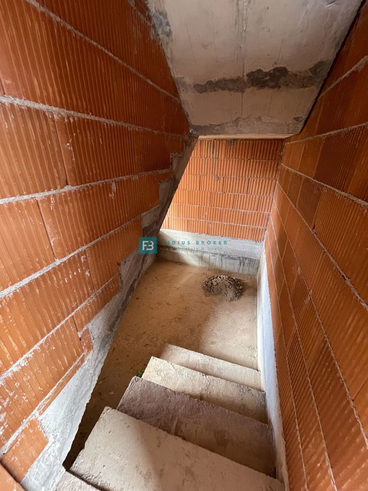 VODICE, novo, dvoetažno stanovanje, bazen, dvorišče 188 m2, 4 spalnice