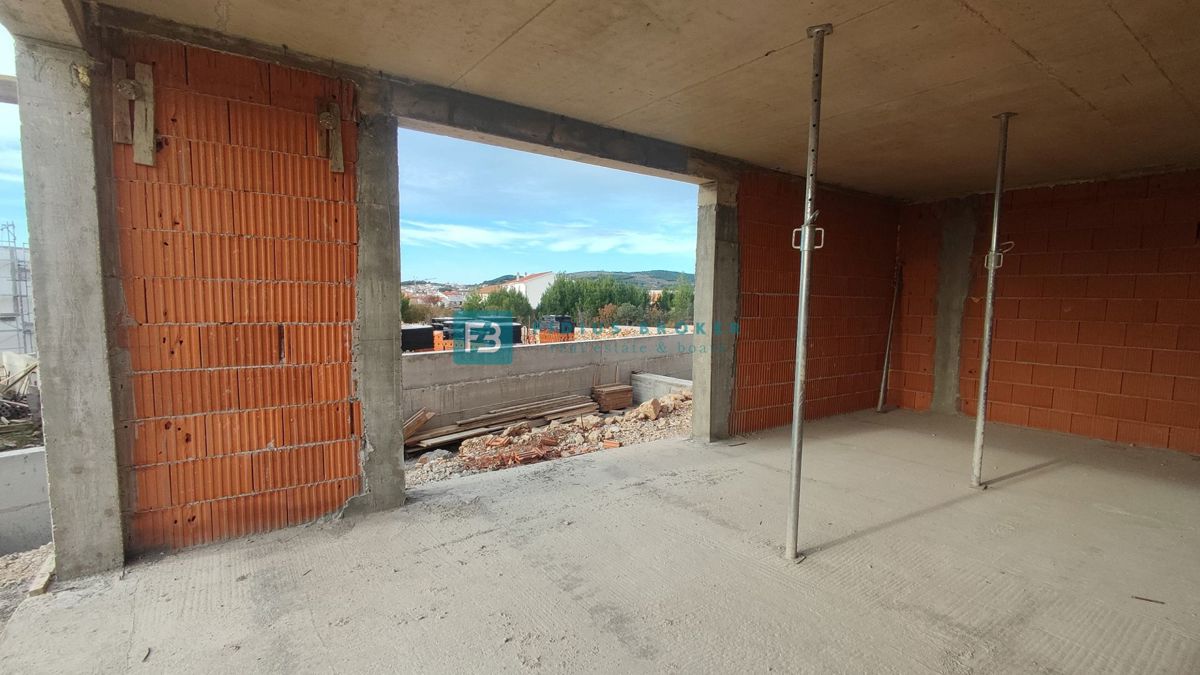 VODICE, novo, dvoetažno stanovanje, bazen, dvorišče 188 m2, 4 spalnice