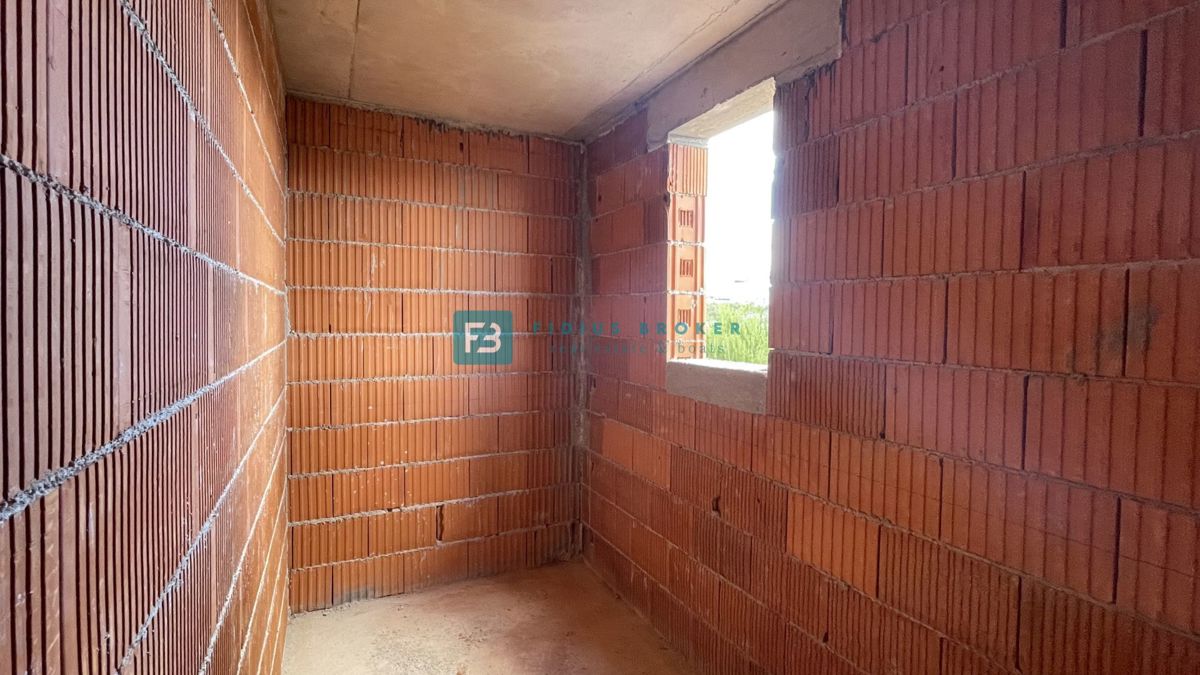 VODICE, novo, dvoetažno stanovanje, bazen, dvorišče 188 m2, 4 spalnice