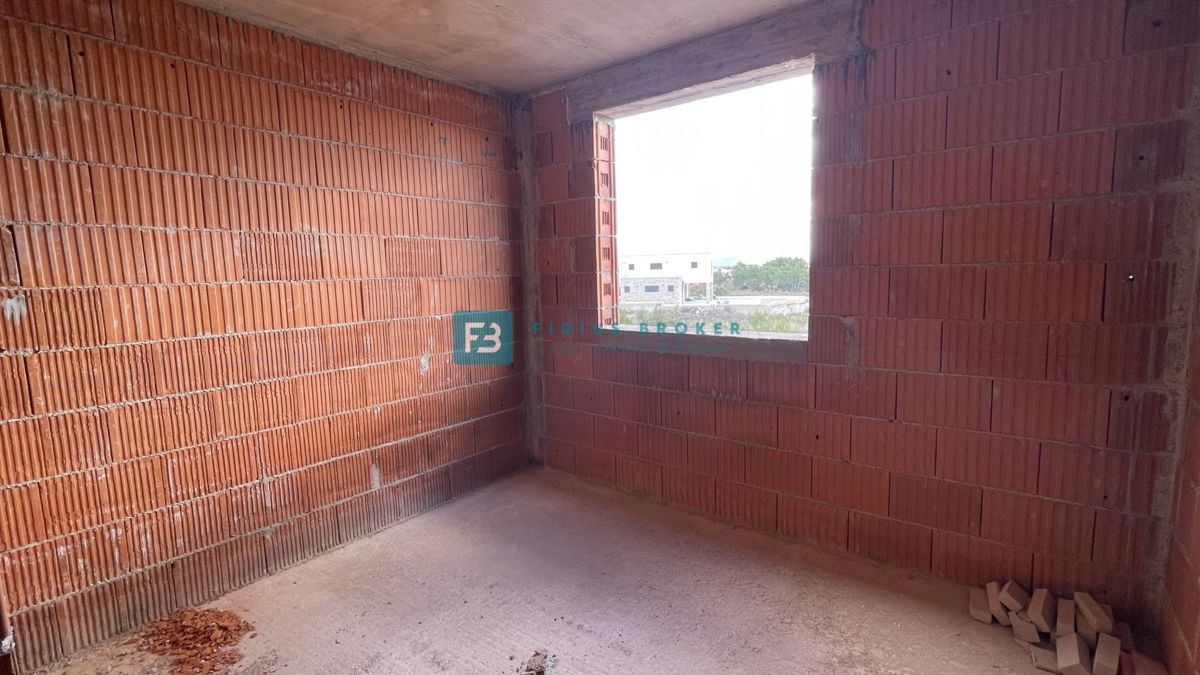 VODICE, novo, dvoetažno stanovanje, bazen, dvorišče 188 m2, 4 spalnice