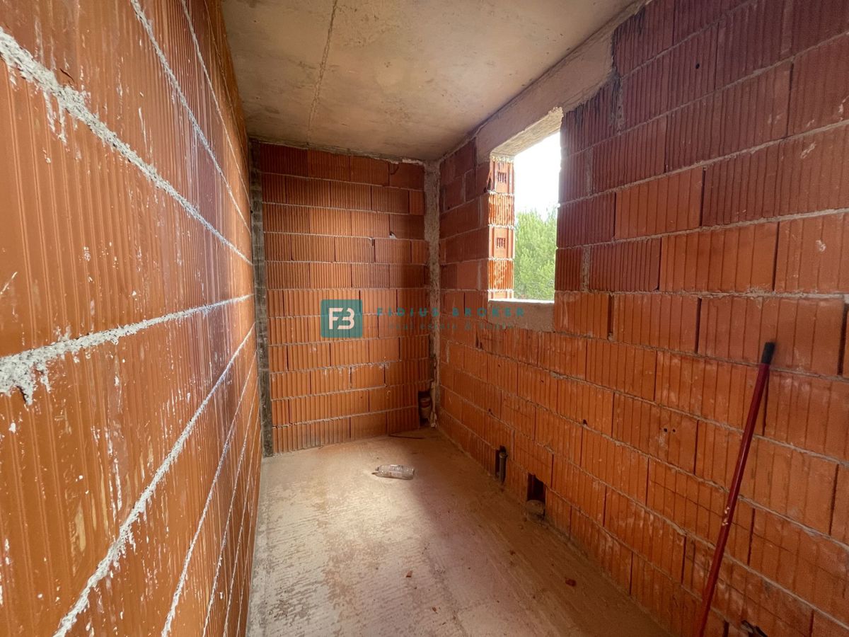 VODICE, novo, dvoetažno stanovanje, bazen, dvorišče 188 m2, 4 spalnice