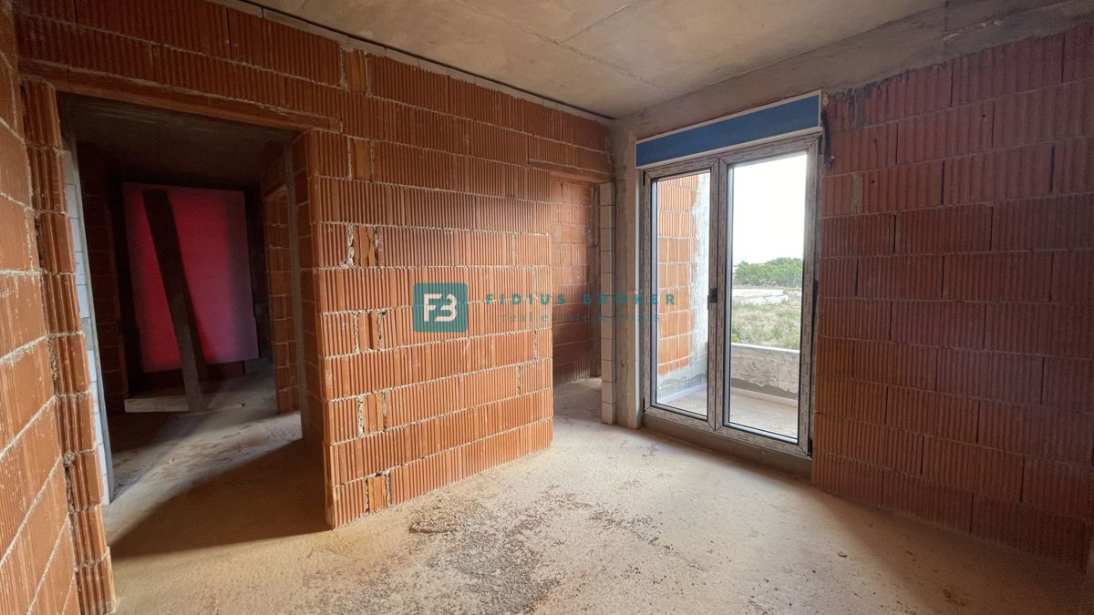 VODICE, novo, dvoetažno stanovanje, bazen, dvorišče 188 m2, 4 spalnice