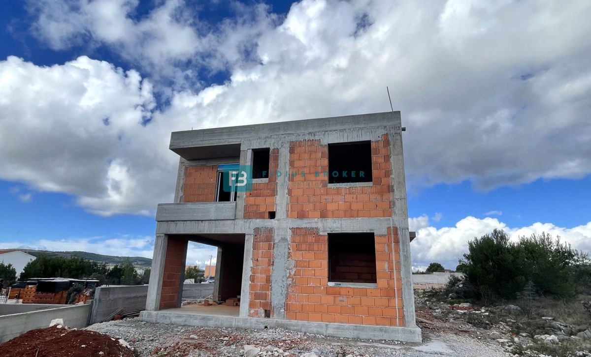 VODICE, novo, dvoetažno stanovanje, bazen, dvorišče 188 m2, 4 spalnice