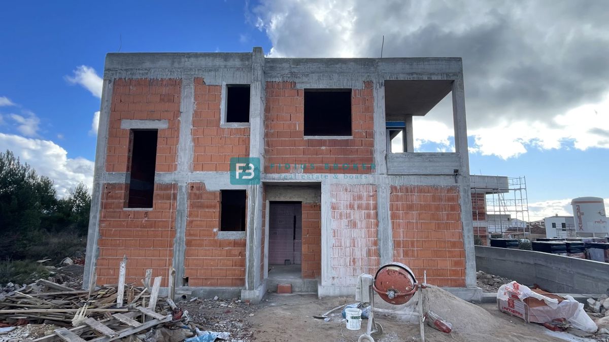 VODICE, novo, dvoetažno stanovanje, bazen, dvorišče 188 m2, 4 spalnice